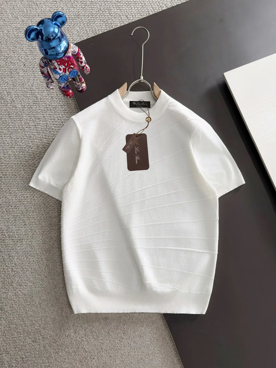 Next day shipment High Quality LP 2036 Summer New Arrival men's short-sleeved T-shirt Made of combed cotton yarn knitted cotton fabric, pure cotton high-weight special yarn, it feels full of weight when weighed, and the upper body is more textured than ordinary T-shirts. This texture can cope with the weather easily and is suitable for both hot and cold! The pattern on the chest adopts three-dimensional embroidery technology, and is perfectly produced stitch by stitch with reference to the original version! Loose fit design, looks noble. Size: M to XXXL